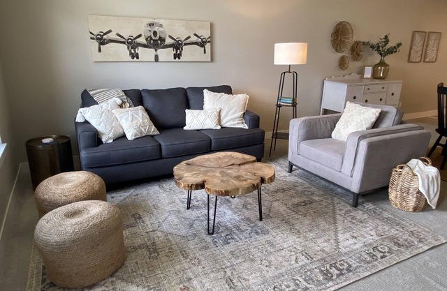 Beautiful One Bedroom One Bath Condo for 30 day+ stays! Abundant Amenities!