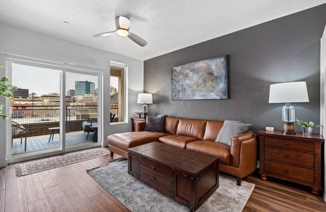 Beautiful, Opulent Central City 1BD1BA- Amenities!