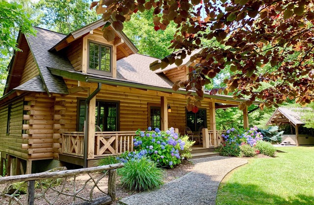 BEAUTIFUL & PEACEFUL LOG CABIN FIREPLACE, FIRE-PIT & HOT TUB