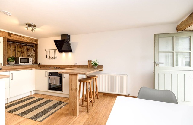Beautiful pet friendly cottage for two in peaceful location, close to the beach.