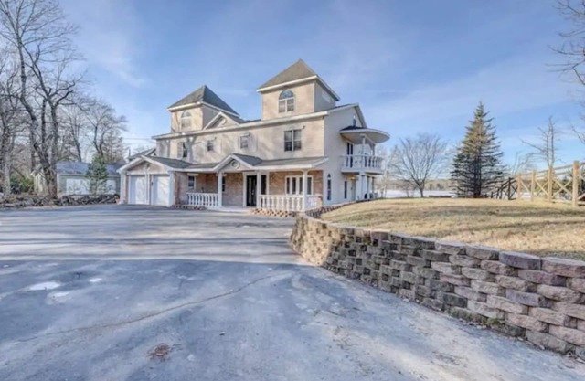 Beautiful Poconos Lakefront 5 bedroom property