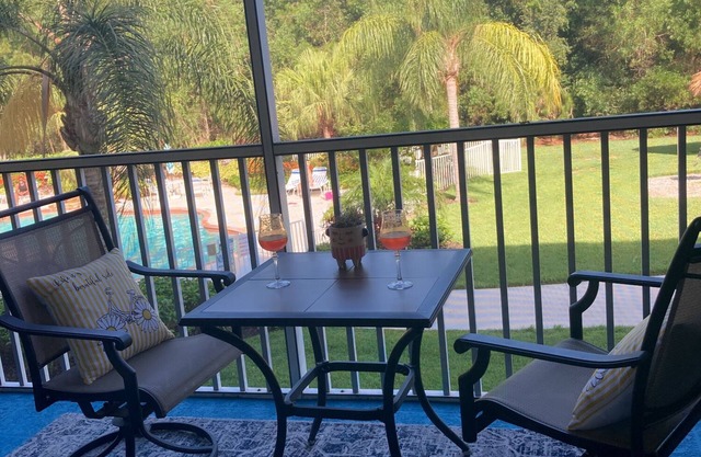 Beautiful Pool View Condo