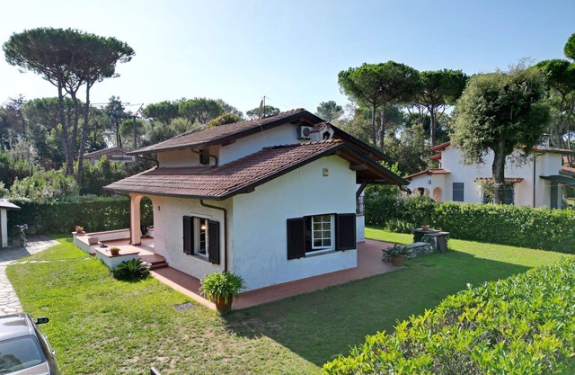Beautiful private villa for 8 people with A/C, WIFI, TV and pets allowed, close to Forte Dei Marmi