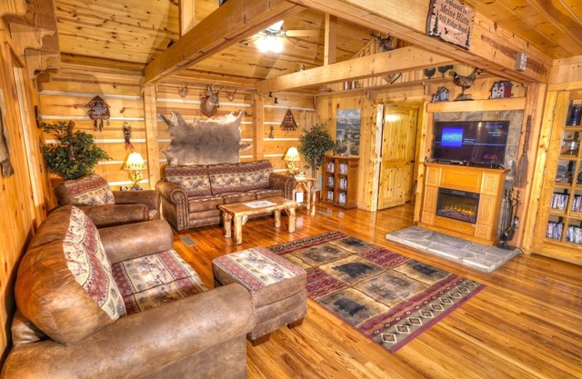 BEAUTIFUL PREMIER CABIN! 2 bedroom NEWLY RENOVATED CABIN WITH HOT TUB!