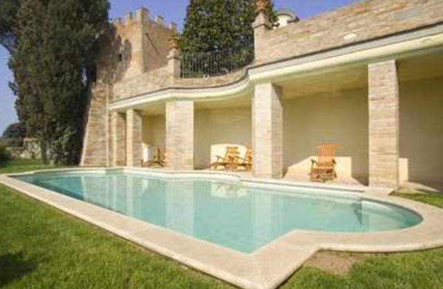 Beautiful private villa with A/C, hot tub, WIFI, private pool, TV, terrace, close to San Gimignano
