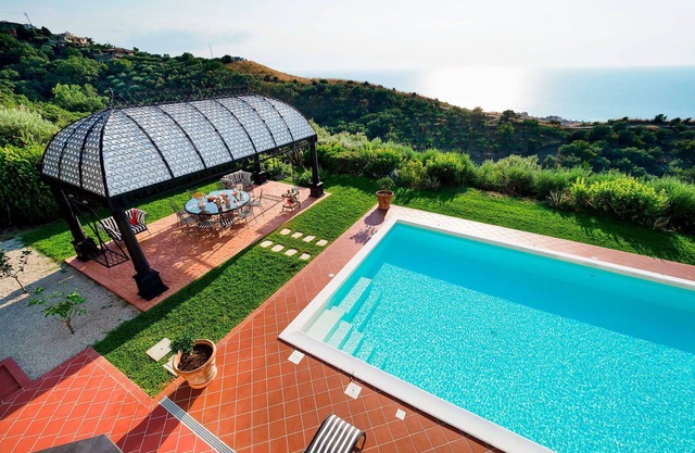 Beautiful private villa for 10 people with private pool, A/C, WIFI, TV, terrace and panoramic view