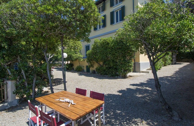 Beautiful private villa for 9 guests with WIFI, TV, patio and pets allowed