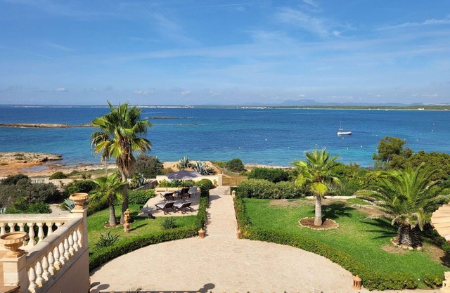 Beautiful private villa for 6 guests with WIFI, A/C, TV and terrace