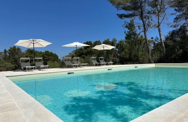 Beautiful private villa with private pool, A/C, WIFI, TV and pets allowed, close to Alberobello