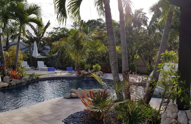 ⭐ Beautiful Private Backyard Resort Heated Pool/Spa Downtown & Beaches