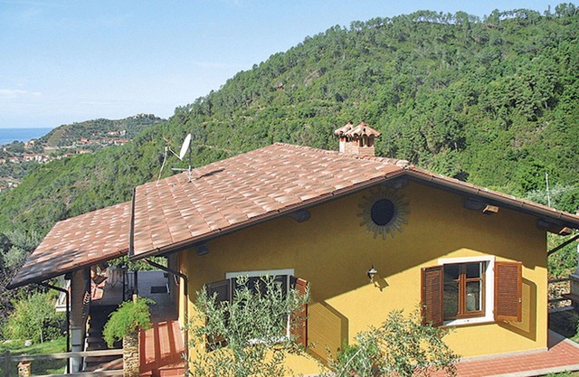 Beautiful private villa for 4 people with WIFI, TV and patio