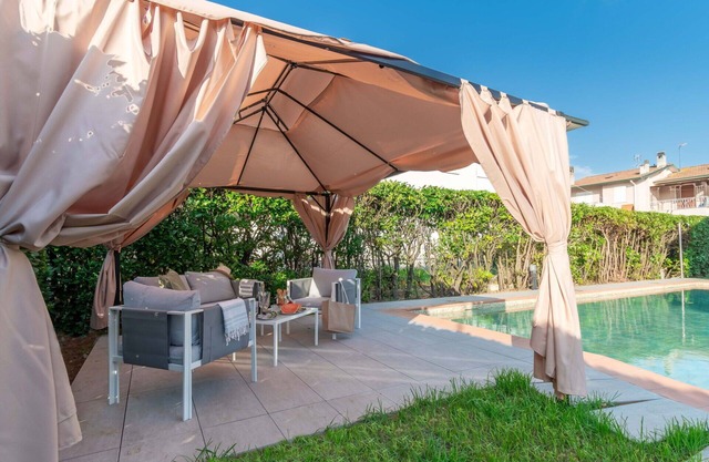 Beautiful private villa for 15 people with hot tub, private pool, WIFI, TV and patio