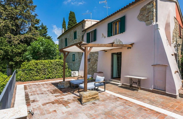 Beautiful private villa for 5 people with WIFI, A/C, TV, patio, pets allowed and panoramic view