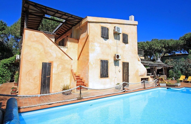 Beautiful private villa with private pool, A/C, WIFI, TV, patio, pets allowed and parking
