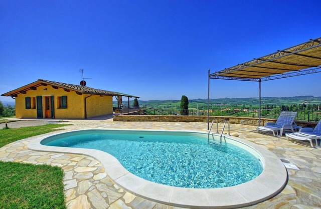 Beautiful private villa with private pool, A/C, WIFI, TV, terrace, pets allowed and panoramic view