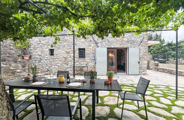 Beautiful private villa for 7 guests with WIFI and patio