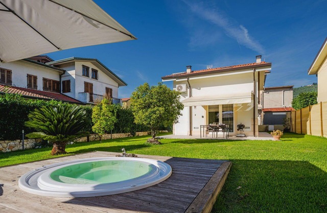 Beautiful private villa for 4 guests with WIFI, hot tub, A/C