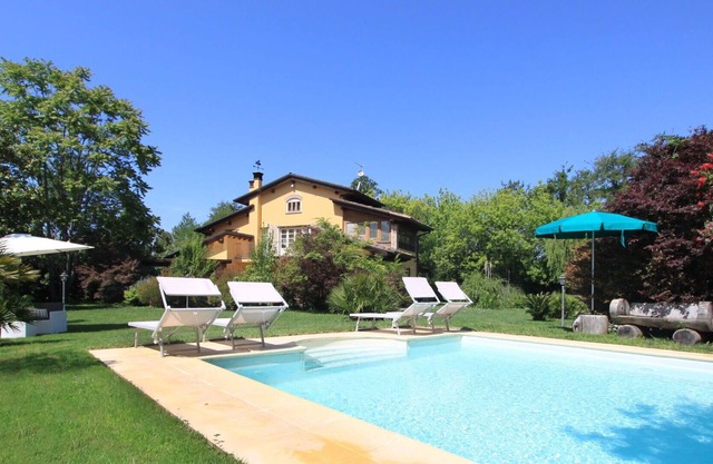 Beautiful private villa for 9 people with hot tub, WIFI, private pool, A/C, TV, patio and parking