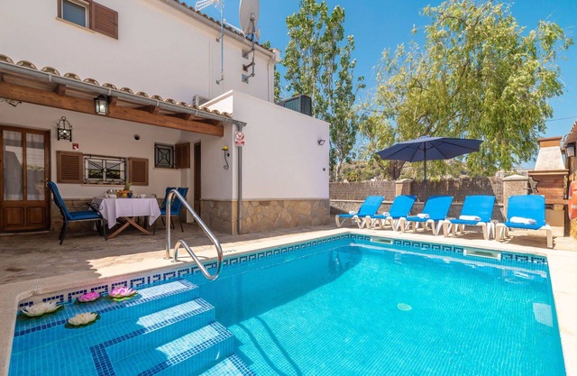 Beautiful private villa for 8 people with WIFI, private pool, A/C, TV and patio
