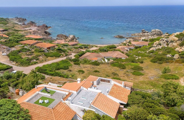 Beautiful private villa for 6 people with WIFI, A/C, TV, patio and pets allowed