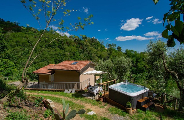 Beautiful private villa for 6 guests with private pool, WIFI, hot tub, TV, patio and pets allowed