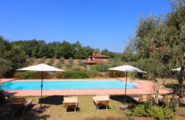 Beautiful private villa for 8 people with private pool, WIFI, A/C and TV, close to Montepulciano