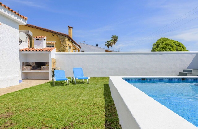 Beautiful private villa for 6 guests with private pool, WIFI, TV, terrace and pets allowed