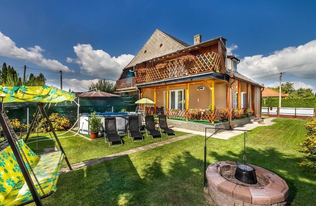Beautiful private villa for 9 guests with private pool, WIFI, A/C, TV, terrace and parking