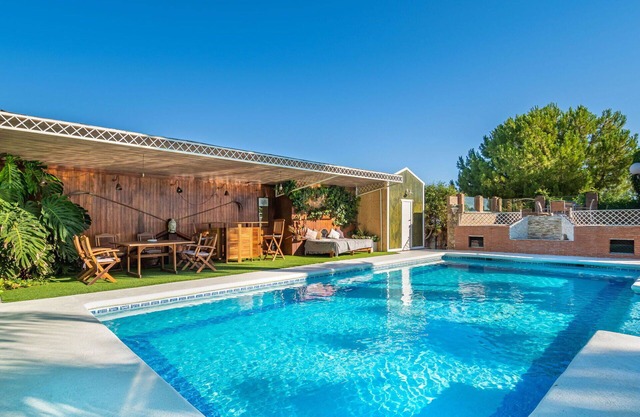 Beautiful private villa with private pool, WIFI, A/C, hot tub, TV, patio and pets allowed