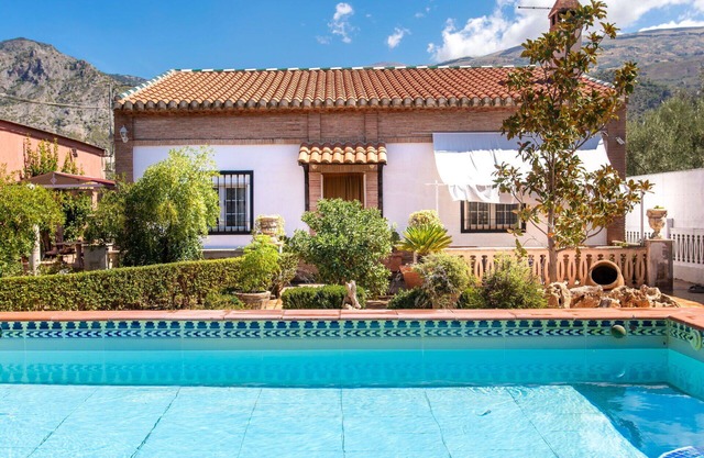Beautiful private villa for 6 guests with A/C, WIFI, private pool, TV and patio