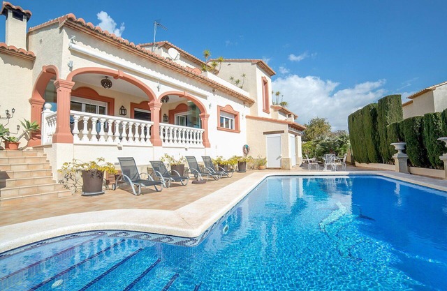 Beautiful private villa for 8 people with A/C, private pool, WIFI, TV and terrace