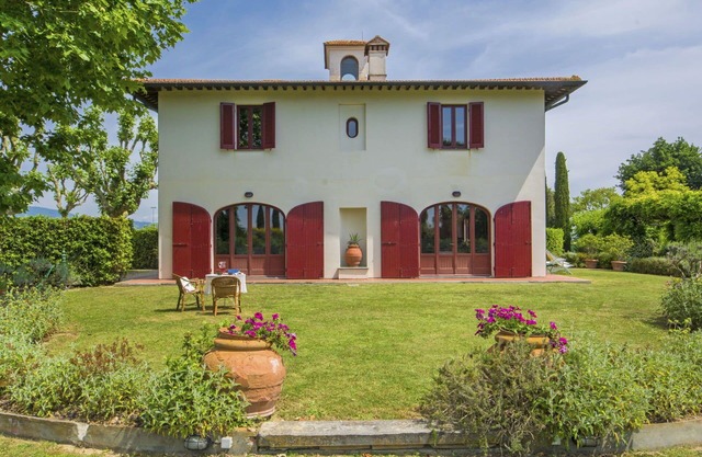 Beautiful private villa for 9 people with WIFI, TV and patio