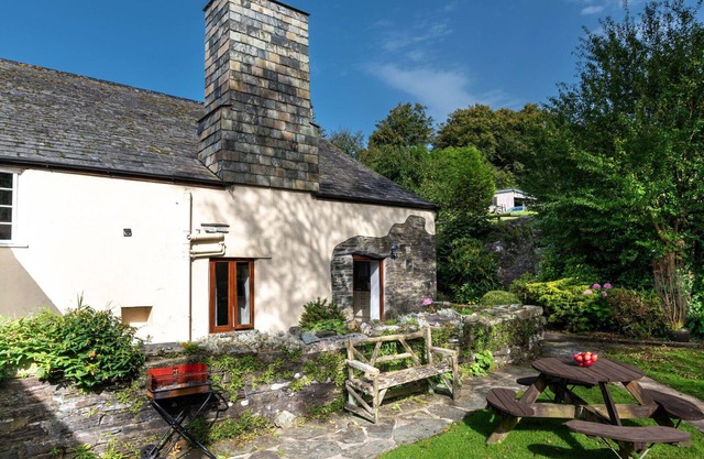 Beautiful private villa for 2 people with WIFI, hot tub, TV, patio, pets allowed and parking
