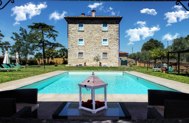 Beautiful private villa for 20 guests with A/C, WIFI, private pool, TV, veranda and pets allowed