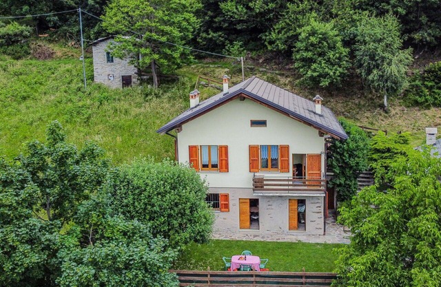 Beautiful private villa for 6 guests with TV, terrace, pets allowed and parking