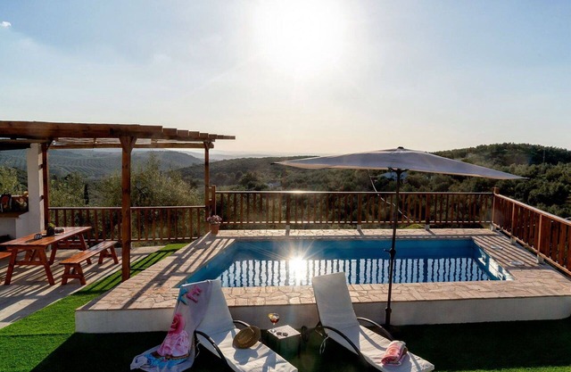 Beautiful private villa with WIFI, private pool, A/C, TV, terrace, pets allowed and parking