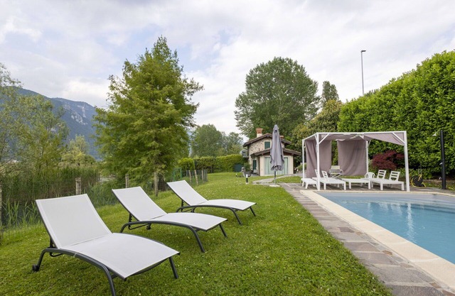 Beautiful private villa with WIFI, A/C, private pool, TV, patio, pets allowed and parking