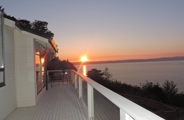 Beautiful Puget Sound Waterfront Vacation Home