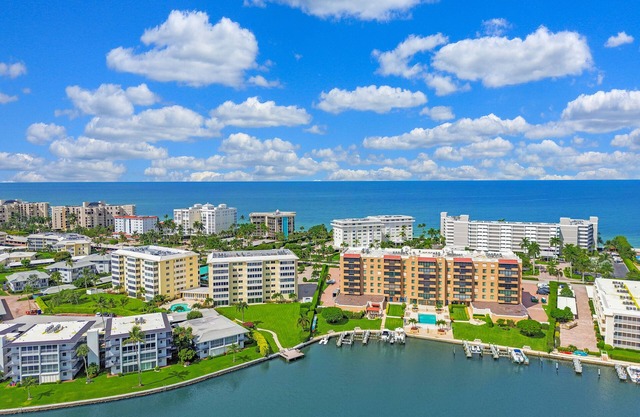 Beautiful, quiet, condo across from a perfect beach.