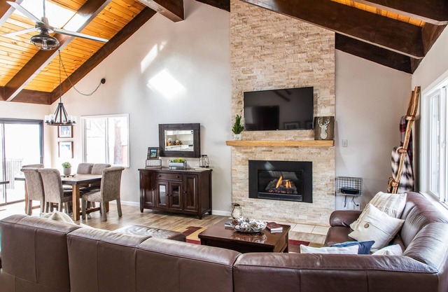 Beautiful Remodeled Cabin w/NEW HOT TUB!
