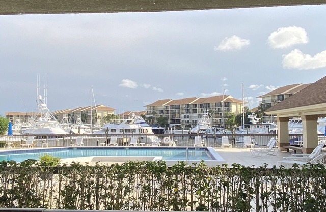 Beautiful Remolded Condo Near Beach