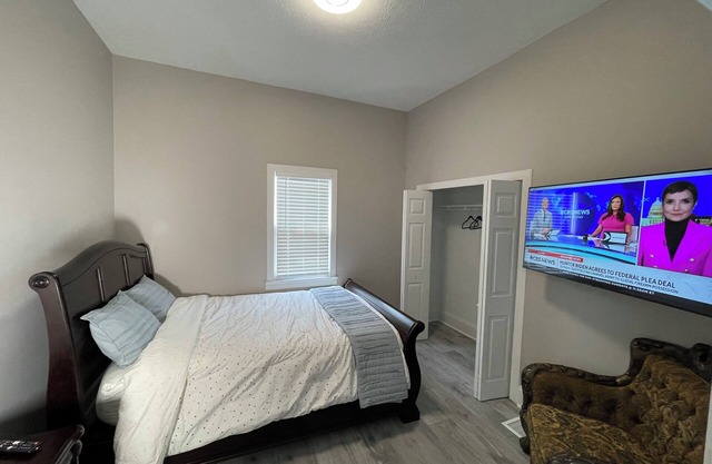 Beautiful Renovated aged Spacious Apartment in Cleveland