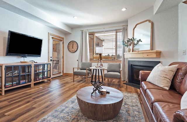 Beautiful Retreat With Pool, Hot Tub & Mountain Views