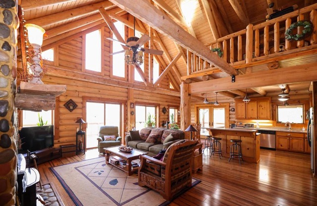Beautiful River-Front Log Cabin Near Williamsburg