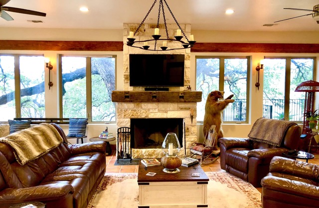 Beautiful River House-King Bed-Spacious Patio and Hot tub overlooking Lake