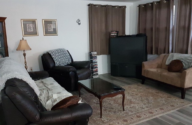 BEAUTIFUL RIVERFRONT HOUSE FOR RENT BOATING AND SKI SEASON