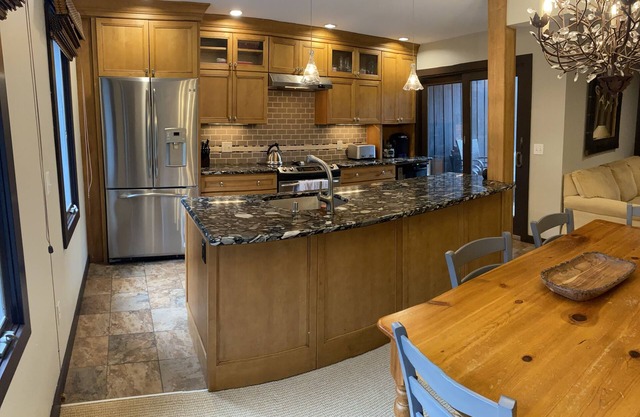 Beautiful riverfront condo w/deck near MRG/Sugarbush