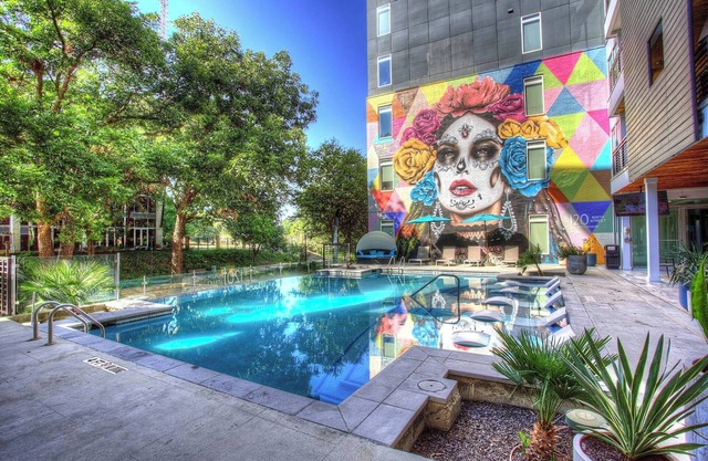 Beautiful RiverWalk Apt with Full Amenities, King Bed, Pool, Gym, Free Parking