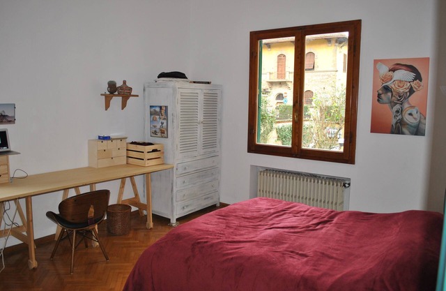 Beautiful room surrounded by greenery and very bright, with garden.