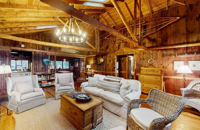 Beautiful, rustic cabin overlooking Lewis Cove with porch, deck & fireplace